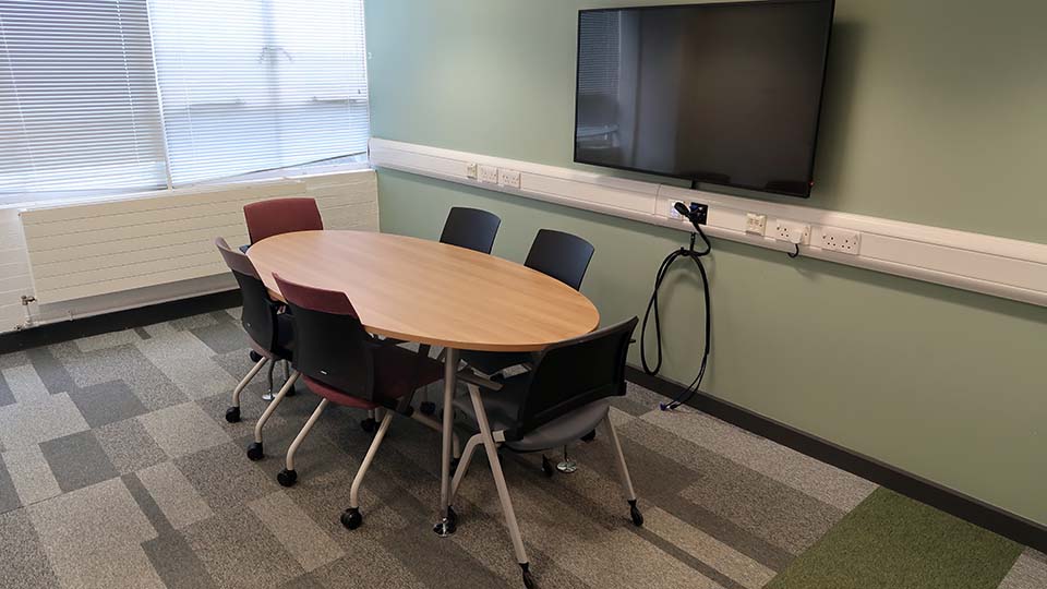 Wavy Top WAV008 - desk and screen